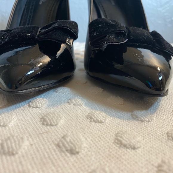 BROOKS BROTHERS Black Leather Spectator Pumps with Patent Leather Toe - Picture 3 of 16